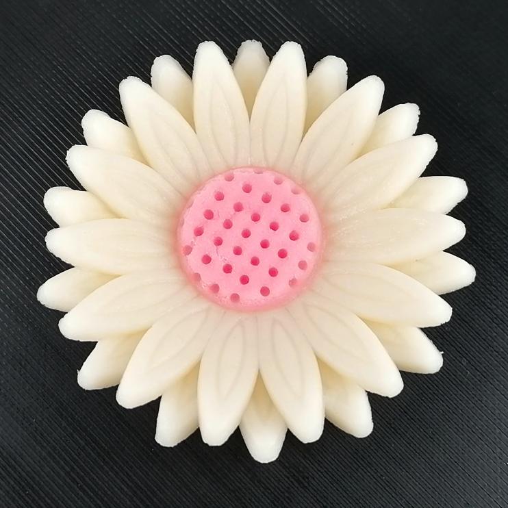 Modelované květy gerbera bílá s růžovým středem